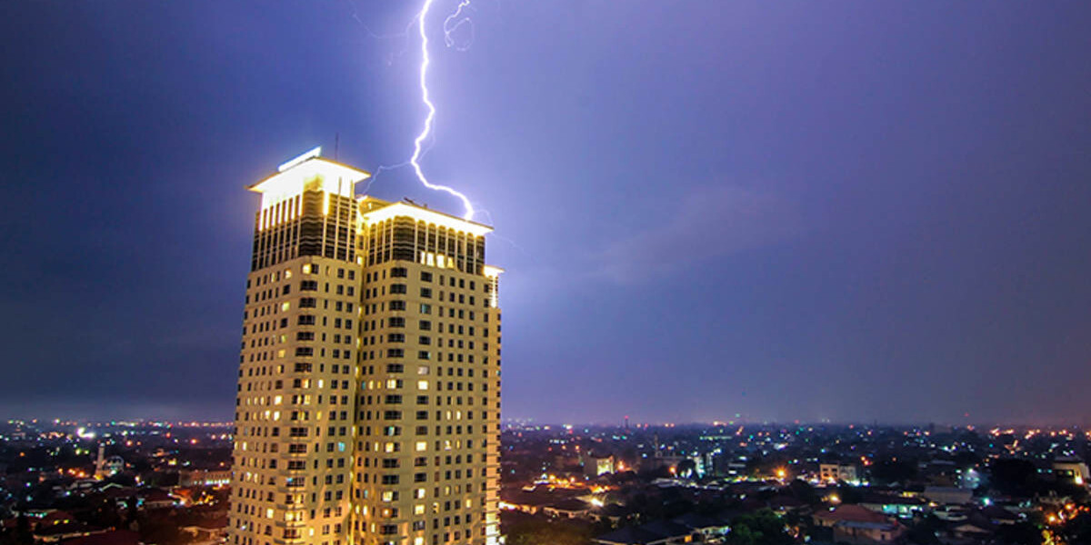 Lightning-Strike-in-South-Jakarta-586379734_2934x1951 (1)